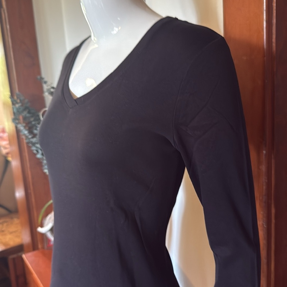 NWT northern reflections size small Elegant Black V-Neck Women's Top
